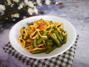 13分钟后汤基本收干净了，这时撒一把生蒜味道会更好。今天有孩子吃所以没有放生蒜。