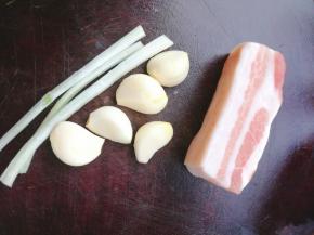 五花肉切片，蒜切碎，如果用大葱的话用一段就够了，今天没有大葱用了三小段小葱。