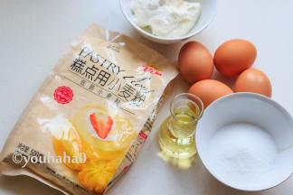 先准备材料，酸奶为自制，已经过滤掉部分乳清，玉米油是50毫升，若称重是45克，细砂糖的用量已经是最低，不要再减糖。
