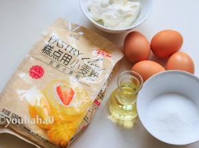 先准备材料，酸奶为自制，已经过滤掉部分乳清，玉米油是50毫升，若称重是45克，细砂糖的用量已经是最低，不要再减糖。