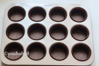蛋糕模具中提前放入纸杯待用。