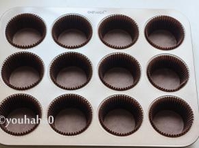 蛋糕模具中提前放入纸杯待用。
