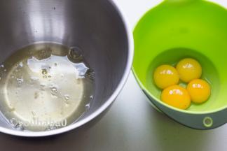 分开蛋清蛋黄至2个无油无水干净的容器中。