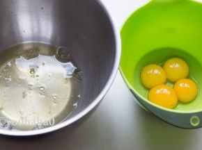 分开蛋清蛋黄至2个无油无水干净的容器中。