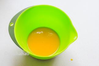 蛋黄中放入玉米油，用手持打蛋器搅拌至乳化状态。