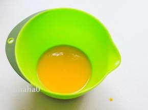蛋黄中放入玉米油，用手持打蛋器搅拌至乳化状态。
