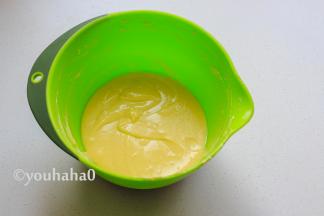 筛入金龙鱼糕点用小麦粉，夏季比较潮湿，低筋面粉容易吸潮结块，一定要提前过筛2遍，容易与蛋黄糊拌匀。拌匀后的面糊待用。