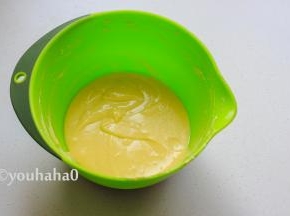 筛入金龙鱼糕点用小麦粉，夏季比较潮湿，低筋面粉容易吸潮结块，一定要提前过筛2遍，容易与蛋黄糊拌匀。拌匀后的面糊待用。