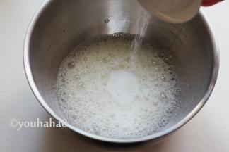 打发蛋清之前先预热烤箱，150度开始预热。蛋清先用电动打蛋器搅打出大的泡沫，滴入几滴白醋，一次性放入细砂糖。分3次放入细砂糖也可以，小编偷懒一次性放入。