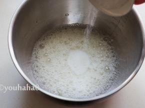 打发蛋清之前先预热烤箱，150度开始预热。蛋清先用电动打蛋器搅打出大的泡沫，滴入几滴白醋，一次性放入细砂糖。分3次放入细砂糖也可以，小编偷懒一次性放入。