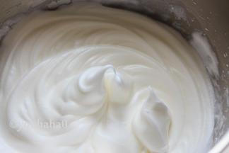 蛋清用低速一直搅打至能拉出小弯钩的状态，即可停止。