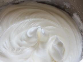 蛋清用低速一直搅打至能拉出小弯钩的状态，即可停止。
