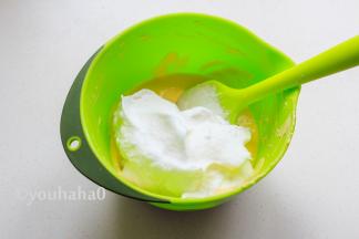 取1/3蛋白霜放入蛋黄糊中，用刮刀上下翻拌均匀，勿画圈搅拌，易消泡。