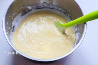 拌匀的面糊倒回蛋白霜中，继续上下翻拌均匀。