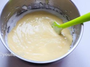 拌匀的面糊倒回蛋白霜中，继续上下翻拌均匀。