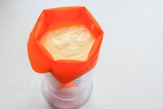 拌匀的面糊装入裱花袋中，小编用的是硅胶裱花袋，可以重复使用，裱花岛放入大的量杯中，方便倒入面糊，裱花袋的前开口用夹子先夹住，用的时候再打开。