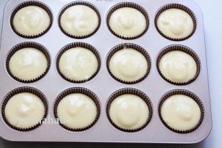 面糊挤入纸杯中至九分满，正好用18个纸杯。