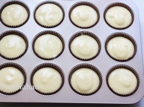 面糊挤入纸杯中至九分满，正好用18个纸杯。