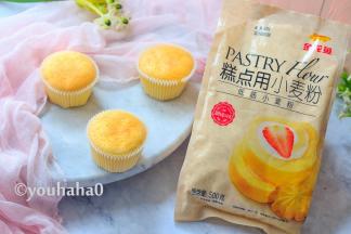 模具放入已预热到150度的烤箱中层，将温度降至120度，烘烤30分钟，最后5分钟提高温度至150度，到时不要马上取出，继续放在烤箱中待温度降至手温时取出。这款蛋糕酸奶的用量比较多，烤出的蛋糕较湿润，立刻取出蛋糕会略有塌陷。