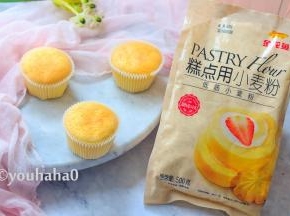 模具放入已预热到150度的烤箱中层，将温度降至120度，烘烤30分钟，最后5分钟提高温度至150度，到时不要马上取出，继续放在烤箱中待温度降至手温时取出。这款蛋糕酸奶的用量比较多，烤出的蛋糕较湿润，立刻取出蛋糕会略有塌陷。