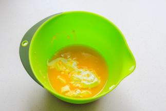 放入酸奶继续用手抽搅拌均匀。