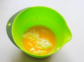 放入酸奶继续用手抽搅拌均匀。