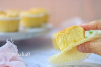 这款小蛋糕口感非常湿润，可以媲美乳酪蛋糕，糖已经减到最低，口感很清淡。