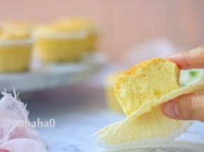 这款小蛋糕口感非常湿润，可以媲美乳酪蛋糕，糖已经减到最低，口感很清淡。