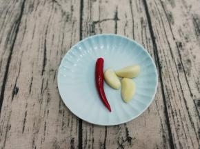 准备蒜和小米椒