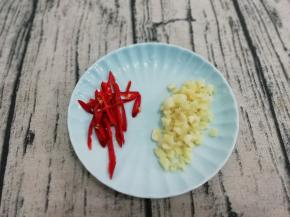 蒜切碎，小米椒切丝
