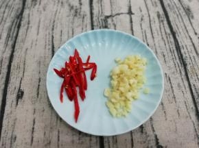 蒜切碎，小米椒切丝