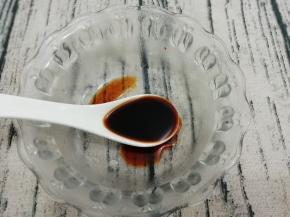 碗中放入生抽