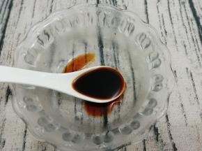 碗中放入生抽