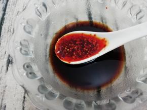 在加入辣椒油