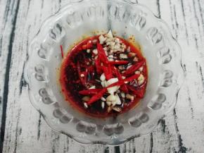 在把蒜和小米椒加入