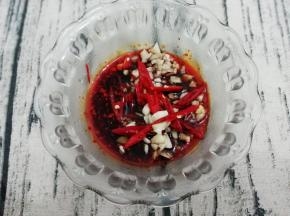 在把蒜和小米椒加入