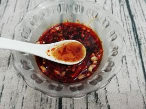 在加入香油搅拌均匀