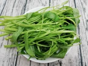 空心菜去掉老根和黄的叶子，然后用盐水浸泡一会儿，再用水冲洗干净