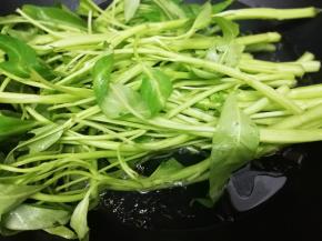 锅里加入适量的水，再加入少许盐和油大火烧开，然后把空心菜放入锅中炒水一分钟左右