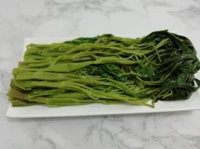 然后捞出沥干水分装入盘中