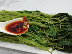 在撒上刚调好的料汁