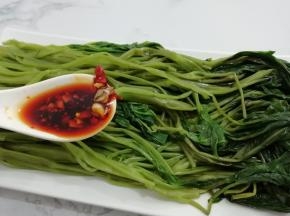 在撒上刚调好的料汁