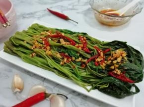 等吃时再搅拌均匀，即可食用。调料的多少有空心菜的食材多少来决定，调料这也可以自己随意