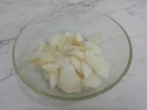 白萝卜洗干净，用刀把皮削掉放入碗中