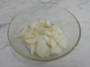白萝卜洗干净，用刀把皮削掉放入碗中