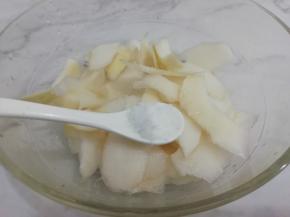 加入少许的盐搅拌均匀，腌制三分钟