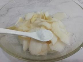 加入少许的盐搅拌均匀，腌制三分钟