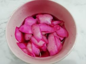腌好的萝卜用凉开水冲洗一下，捞出沥干水分，然后放入凉的红苋菜水中浸泡一会，让萝卜皮泡成粉色