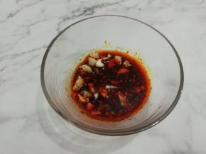 准备调料汁：生抽、凉拌醋、香油、辣椒油、蒜搅拌均匀备用