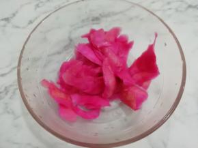 把泡成粉色的萝卜皮，捞出沥干水分放入碗中